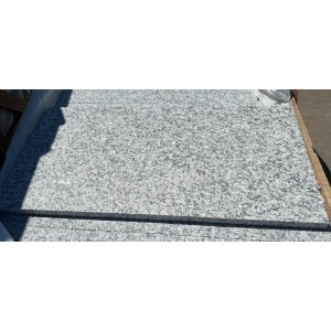 Krystalicznie szare płytki granitowe płomieniowane 30x100x3 cm, szt.