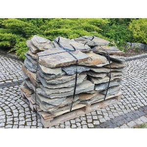 Szare płyty z łamanego łupka o grubości 4-6 cm i średnicy 30-50 cm, 1000 kg